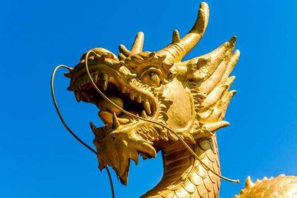 龙行万里纳千祥，从一日行走八千里与财爷派金十亿看生肖龙的文化内涵与现实启示